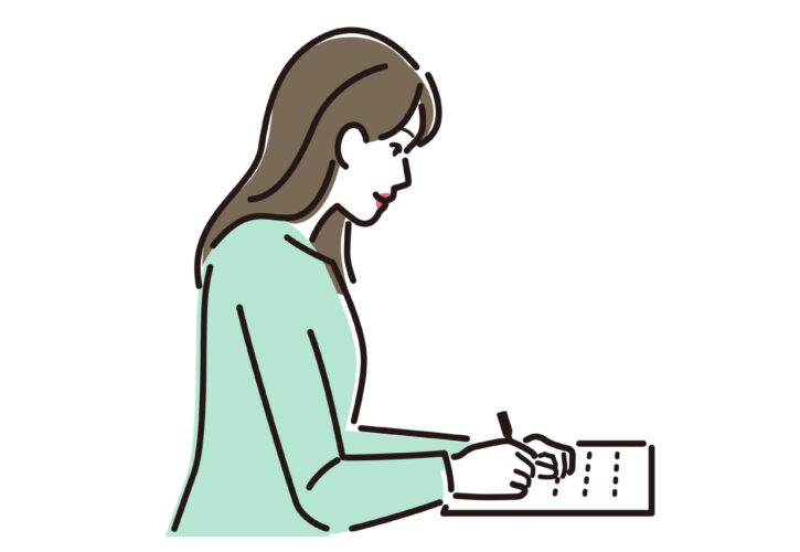 障害年金の申請書を自分で書く女性
